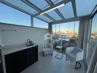 Sala de estar com grandes janelas e vista panorâmica.