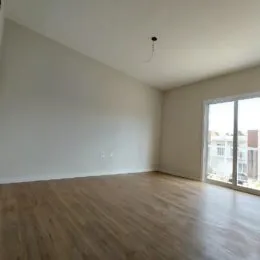 Foto de um cômodo interno com piso de madeira clara.