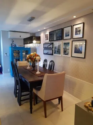 Foto de uma sala de estar interna em um imóvel.