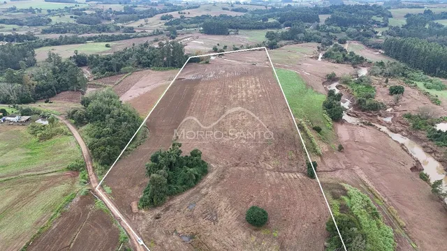 Vista aérea de um terreno rural em Lajeado, Brasil, mostrando a área de vegetação e solo.