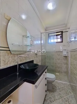Foto de um banheiro com azulejos brancos e bancada preta.
