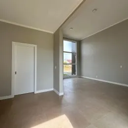 Hall de entrada com porta branca na propriedade.