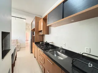 Vista da cozinha e corredor de uma residência em Lajeado, Brasil.