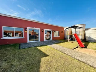 Fachada de uma residência em Lajeado, Brasil, com jardim e área de lazer.