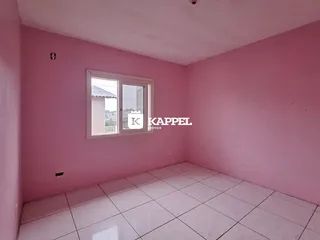Foto de um cômodo interno com paredes rosa e piso de cerâmica branco.