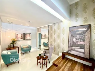 Sala de estar iluminada com paredes claras e decoração de parede.
