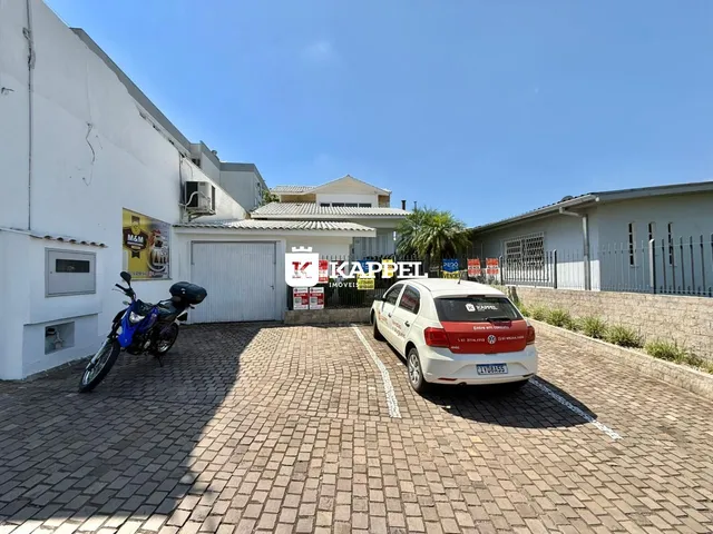 Fachada de uma residência em Lajeado, Brasil, mostrando a entrada e uma área pavimentada.