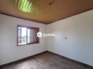Foto de um cômodo interno com piso de cerâmica e teto de madeira.