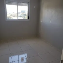 Foto de um cômodo interno com piso de cerâmica e uma janela.