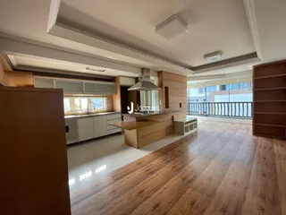Ambiente moderno com piso de madeira e vista para a varanda.