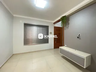 Foto de um corredor interno com paredes brancas e piso de cerâmica.