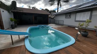 Foto de uma piscina externa com deck de madeira em uma propriedade em Lajeado.