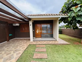 Fachada de uma residência com área externa e jardim em Lajeado, Brasil.