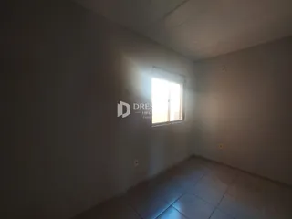 Interior de um cômodo com janela iluminada.