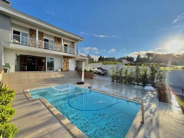 Fachada de uma casa com piscina em Lajeado, Brasil.