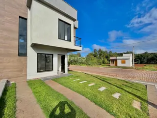 Fachada de uma residência moderna em Lajeado, Brasil, com jardim frontal.