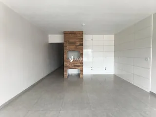 Vista de um corredor interno com paredes brancas e piso cinza.