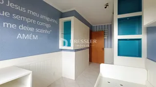 Interior de um ambiente com parede azul e painéis brancos.