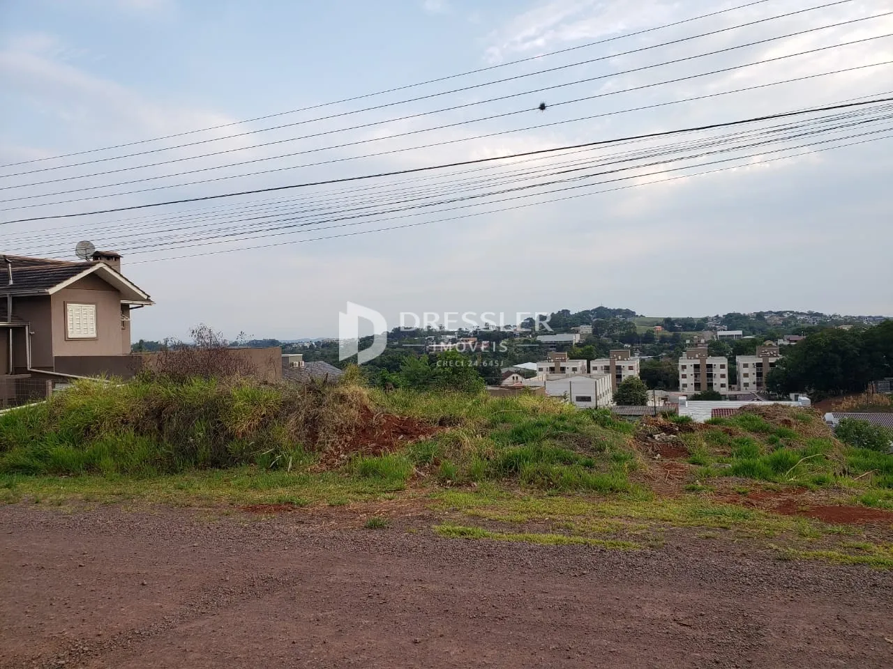 Vista externa de uma propriedade com vegetação no primeiro plano.