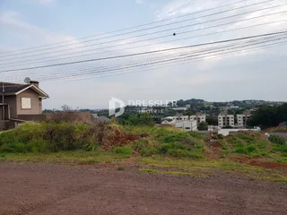 Vista externa de uma propriedade com vegetação no primeiro plano.