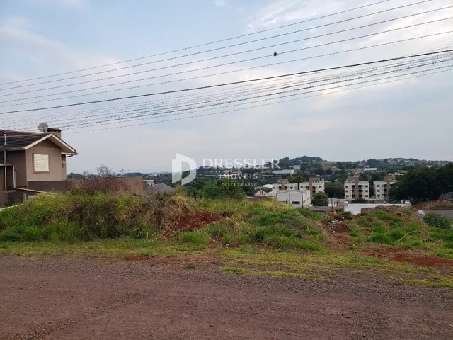 Vista externa de uma propriedade com vegetação no primeiro plano.