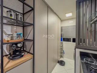 Interior da cozinha com armários e prateleiras em um imóvel no Brasil.
