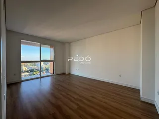 Sala de estar com piso de madeira e grande janela com vista.