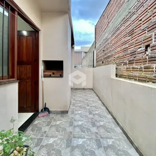 Área externa pavimentada entre duas edificações em Lajeado.