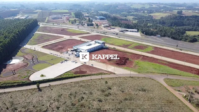 Vista aérea de uma propriedade com edifícios e áreas de terra em Lajeado, Brasil.