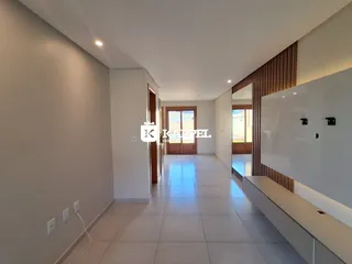 Foto de um corredor interno com piso de cerâmica e paredes brancas.