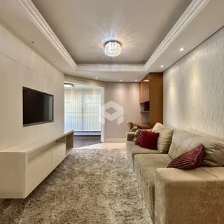 Sala de estar moderna com sofá e televisão em um apartamento.