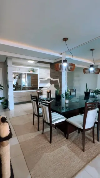 Sala de estar moderna com mesa de vidro e cadeiras