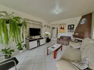 Sala de estar com decoração e plantas internas em um imóvel no Brasil.