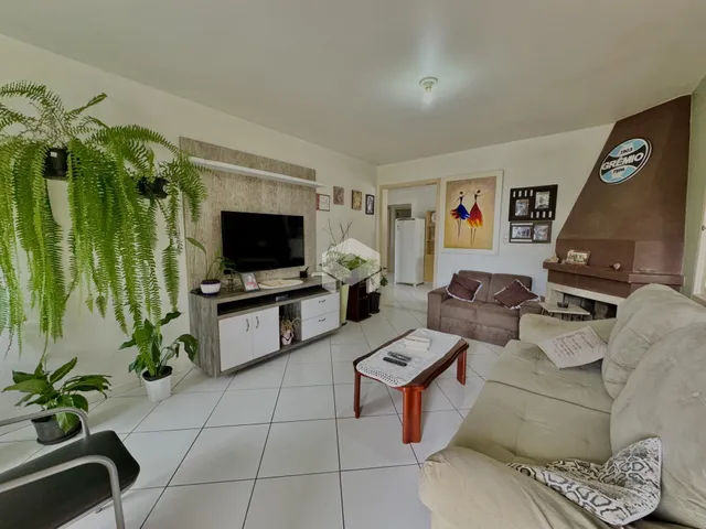 Sala de estar com decoração e plantas internas em um imóvel no Brasil.