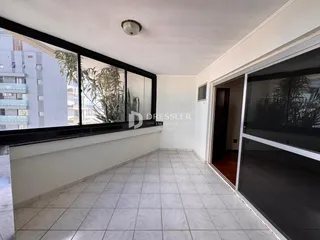 Vista interna de um ambiente com piso de cerâmica clara e grande janela.