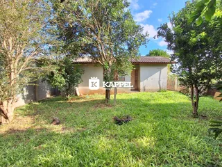 Vista externa de uma residência com jardim e árvores em Lajeado, Brasil.