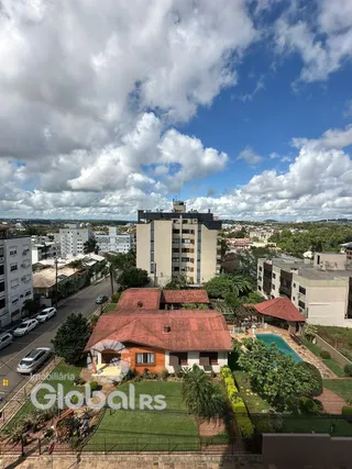 Fachada de uma residência em Lajeado, Brasil, com jardim e área externa.