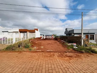 Terreno em Lajeado com terra exposta e área pavimentada.
