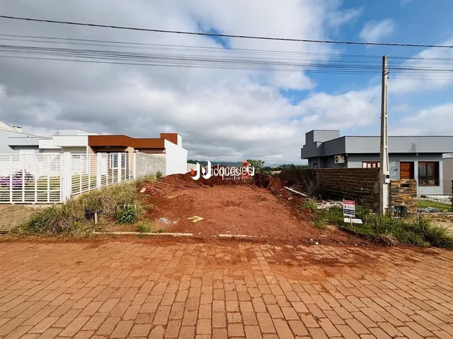 Terreno em Lajeado com terra exposta e área pavimentada.