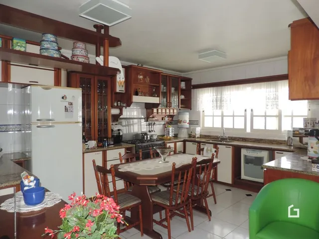 Imagem de uma cozinha com armários de madeira e piso cerâmico.