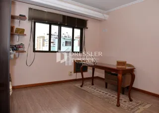 Sala de estar com piso de madeira e janela.