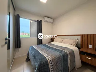 Este é um quarto com cama de madeira e janela com vista para o exterior.