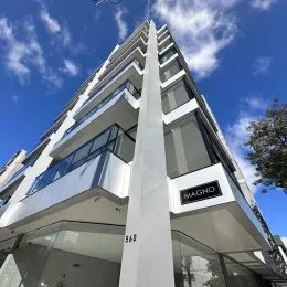 Fachada moderna de um edifício residencial em Lajeado, Brasil, com varandas e janelas grandes.