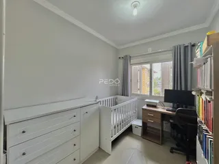 Quarto com armário e mesa de trabalho em um imóvel no Brasil.