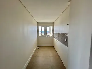 Foto de um corredor interno de uma propriedade.