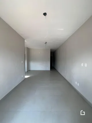 Vista do corredor interno de uma residência.