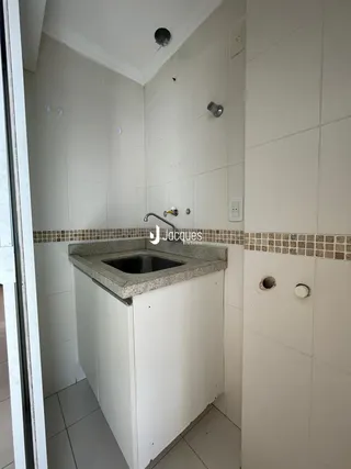 Foto de um banheiro com revestimento cerâmico nas paredes e piso.