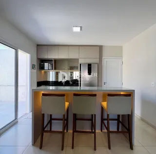 Uma cozinha moderna com armários e ilha de bancada.