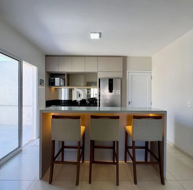 Uma cozinha moderna com armários e ilha de bancada.