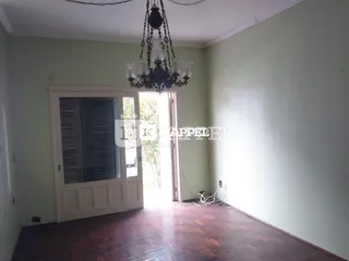 Foto de um cômodo com piso de madeira e janela.